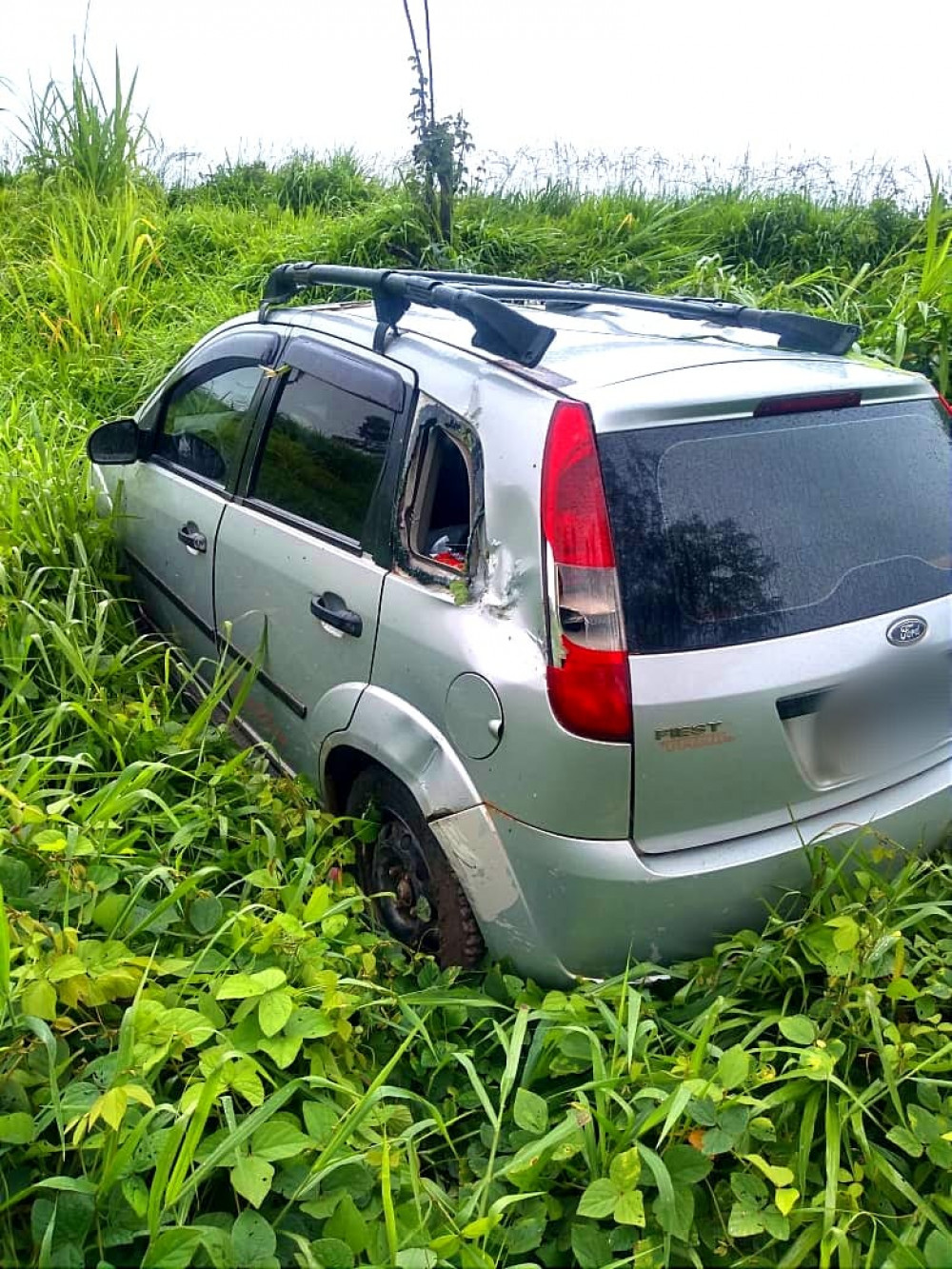 BR-354 – Óleo na pista faz motorista perder o controle da direção, rodar e cair em buraco sobre matagal