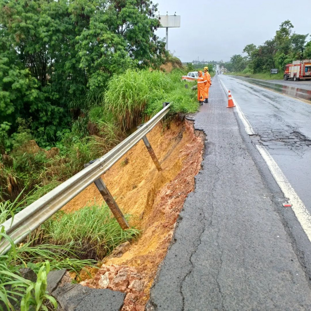 Deslizamento de terra às margens da rodovia BR 354, KM 483 em Arcos