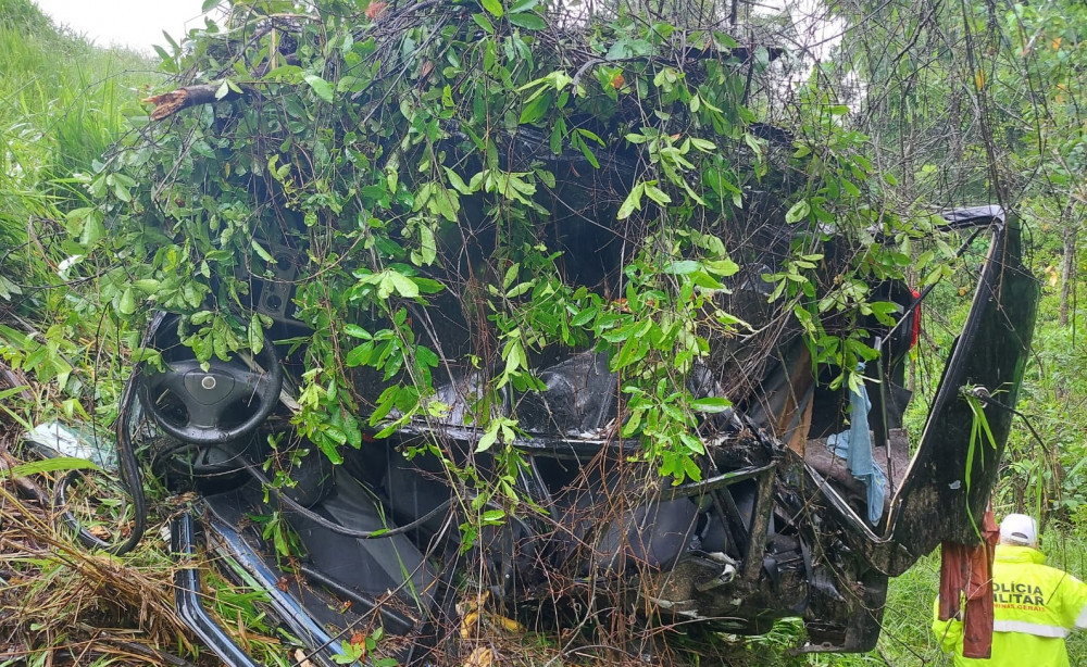 Acidente: carro cai em abismo após aquaplanar em curva na BR-354