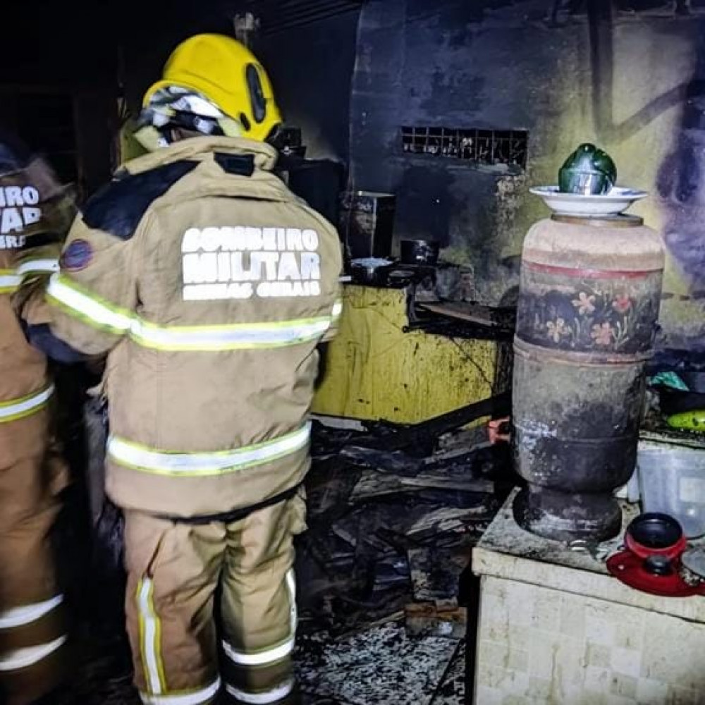 Bombeiros combatem incêndio em uma casa no bairro Vila Boa Vista