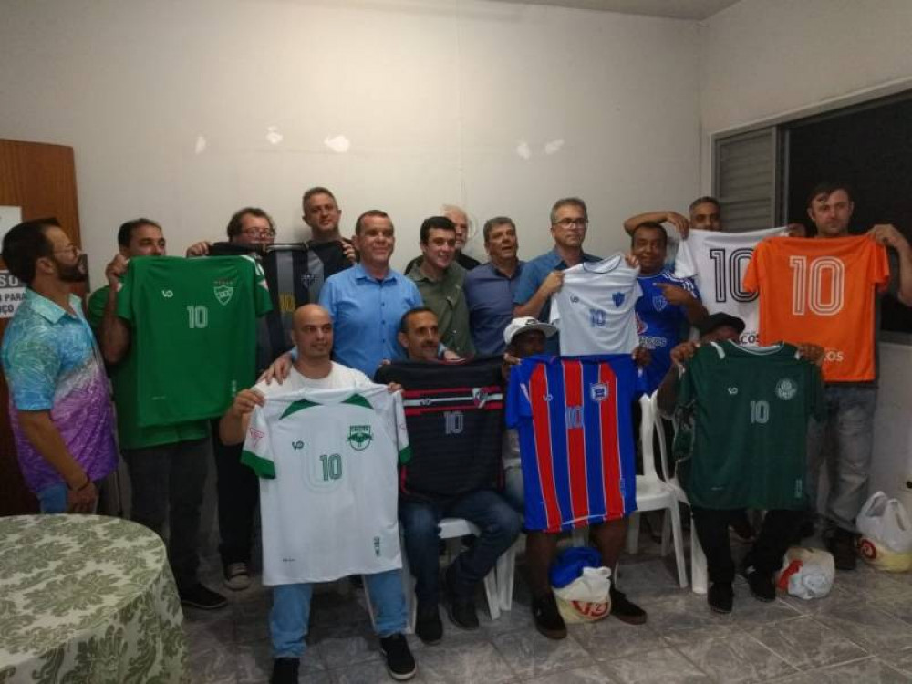 Liade distribui uniformes a clubes de futebol por meio de parceria com a Prefeitura de Arcos