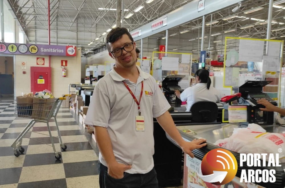 Conheça Thiago Henrique, uma das poucas pessoas com Síndrome de Down inseridas no mercado de trabalho em Arcos