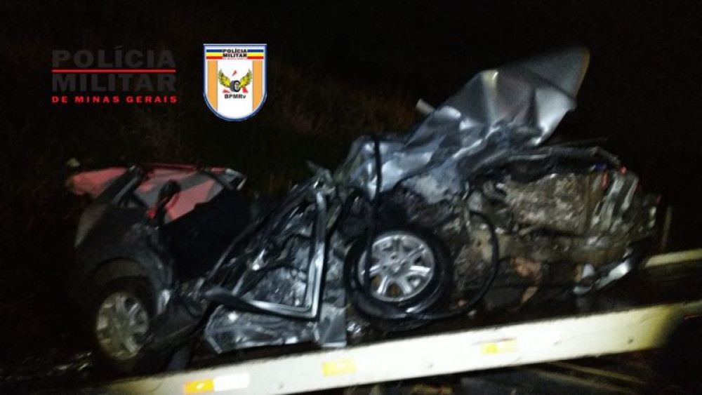 TRÊS PESSOAS MORREM EM ACIDENTE ENTRE UM CARRO E UM CAMINHÃO NA BR-354 EM BAMBUÍ
