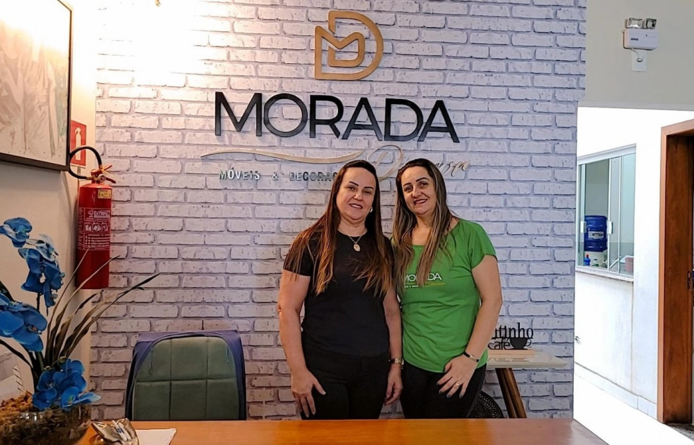 Morada Deccor: um ano em Arcos, oferecendo móveis modernos e personalizados