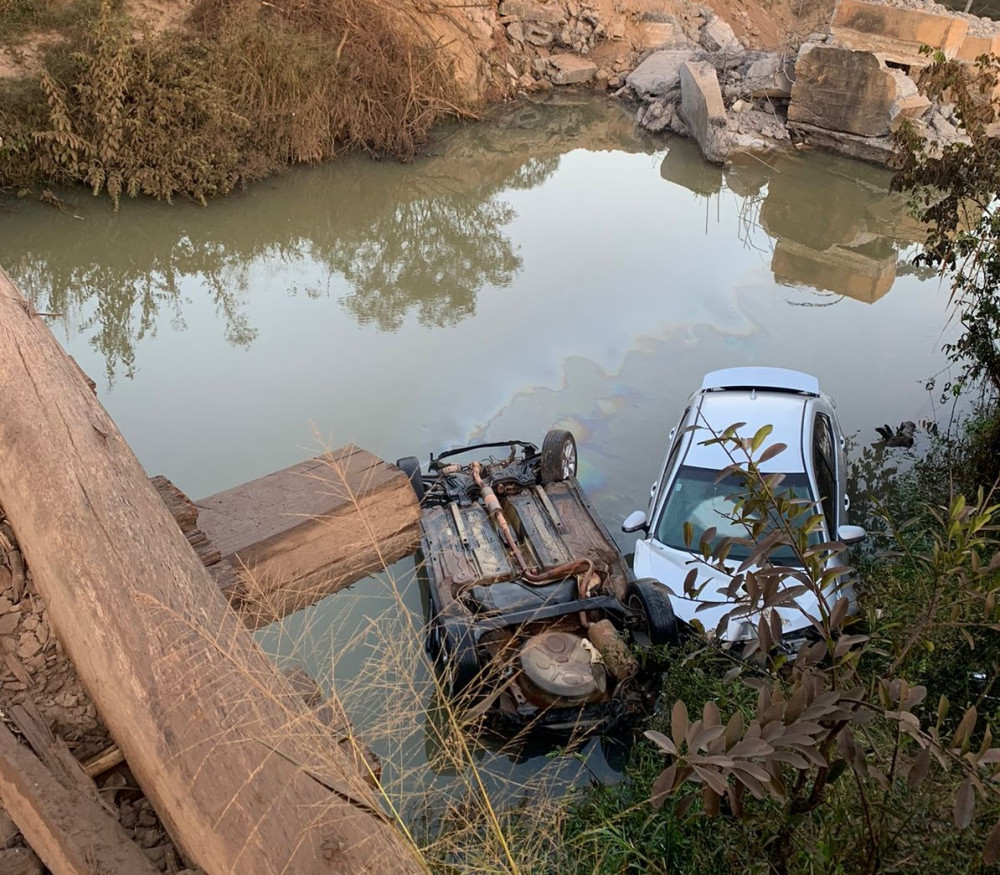 Carro entra em desvio errado e cai da ponte do Rio Jacaré