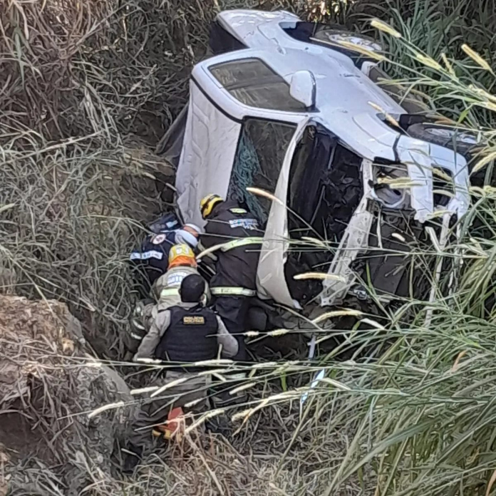 Corpo de Bombeiros de Arcos realiza salvamento de vítima de capotamento na BR-354