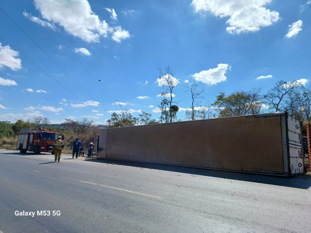 Carreta tomba na Br 354 próximo ao córrego das almas