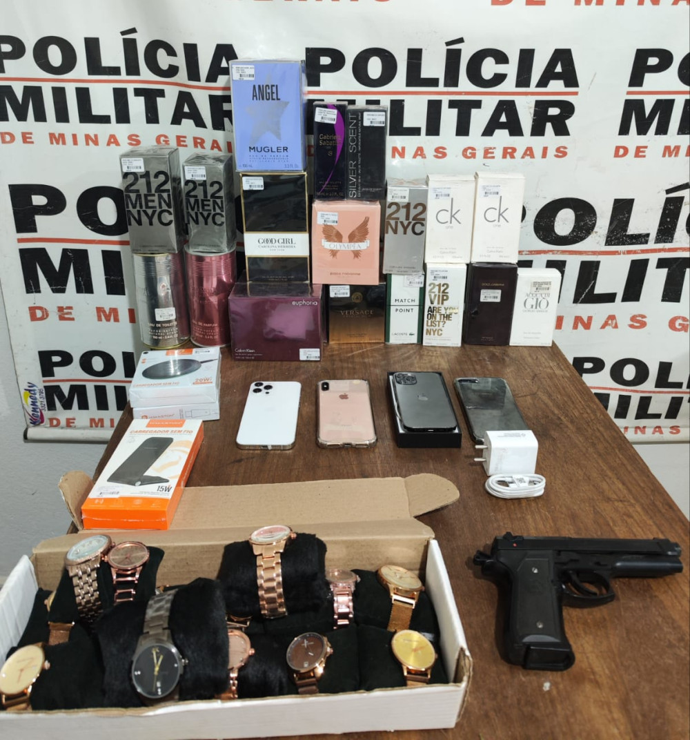 Polícia Militar recupera produtos roubados em loja de Arcos