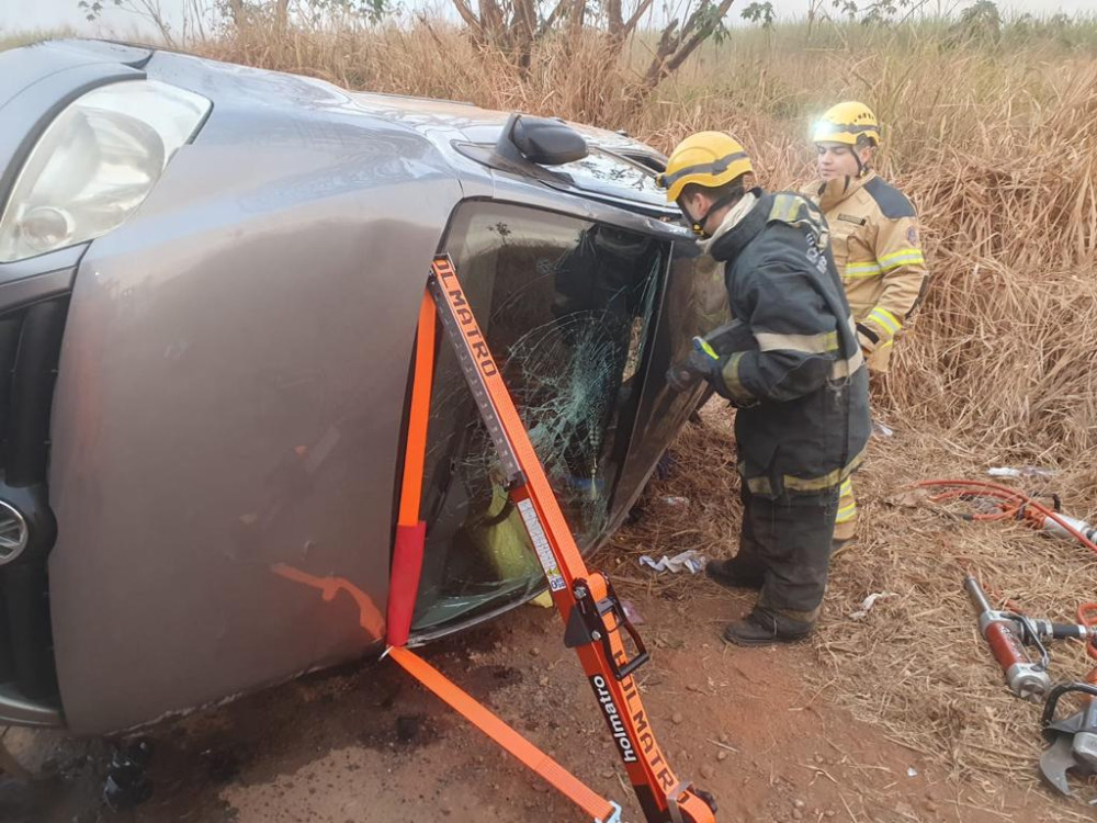Corpo de Bombeiros de Arcos realiza atendimento a vítima de acidente entre dois carros na MG 170