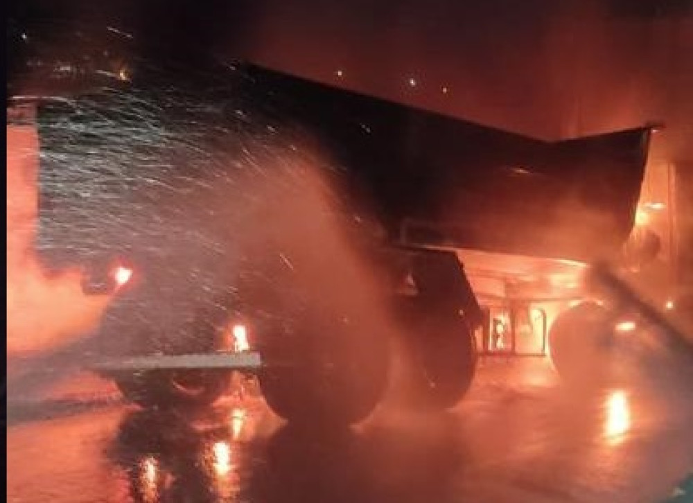 Bombeiros combatem incêndio em caminhão no bairro Santo Antônio