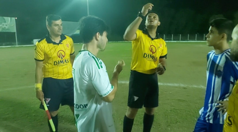 Vila X Ypiranga disputaram a primeira partida da final do Municipal Sub-20 de Arcos.
