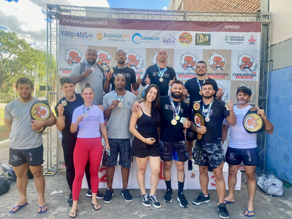 Atletas de Jiu-Jitsu trazem três cinturões e 11 medalhas para Arcos