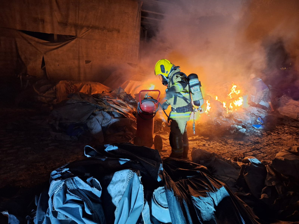 Bombeiros combatem incêndio em pátio de empresa na madrugada desta quinta
