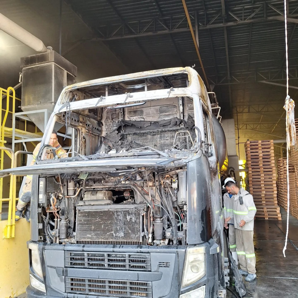 Corpo de Bombeiros Militar de Arcos combate incêndio em Carreta