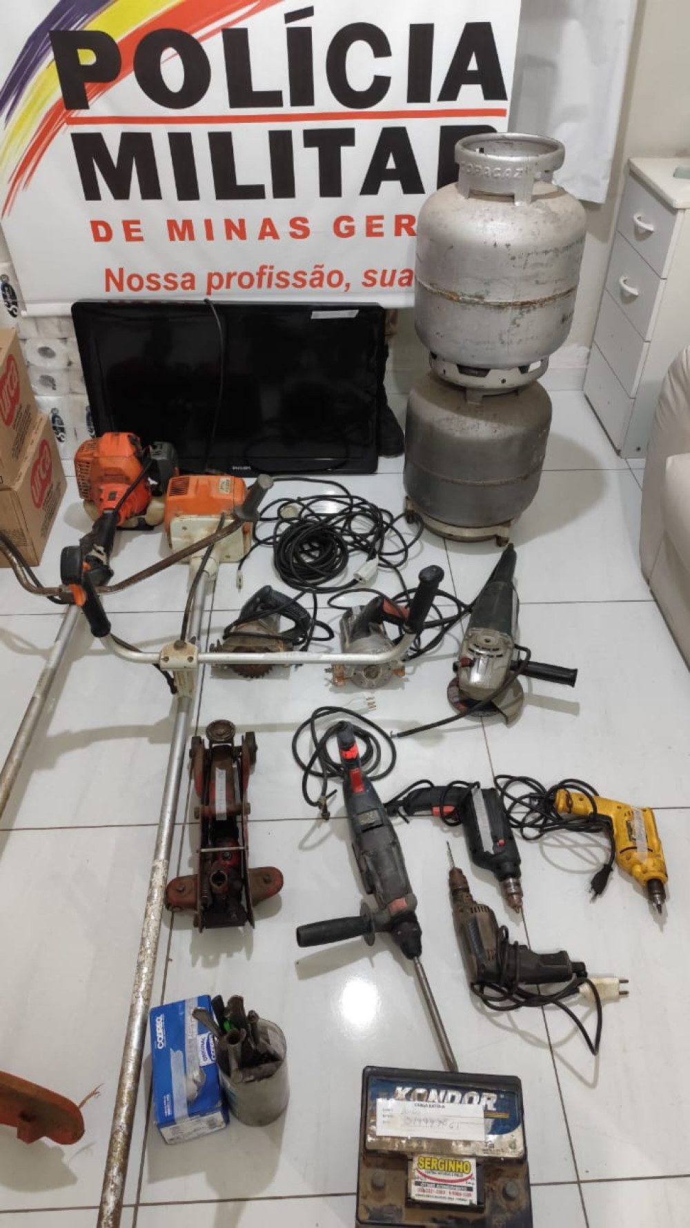 PM recupera vários materiais produtos de furto na casa de ex-presidiário
