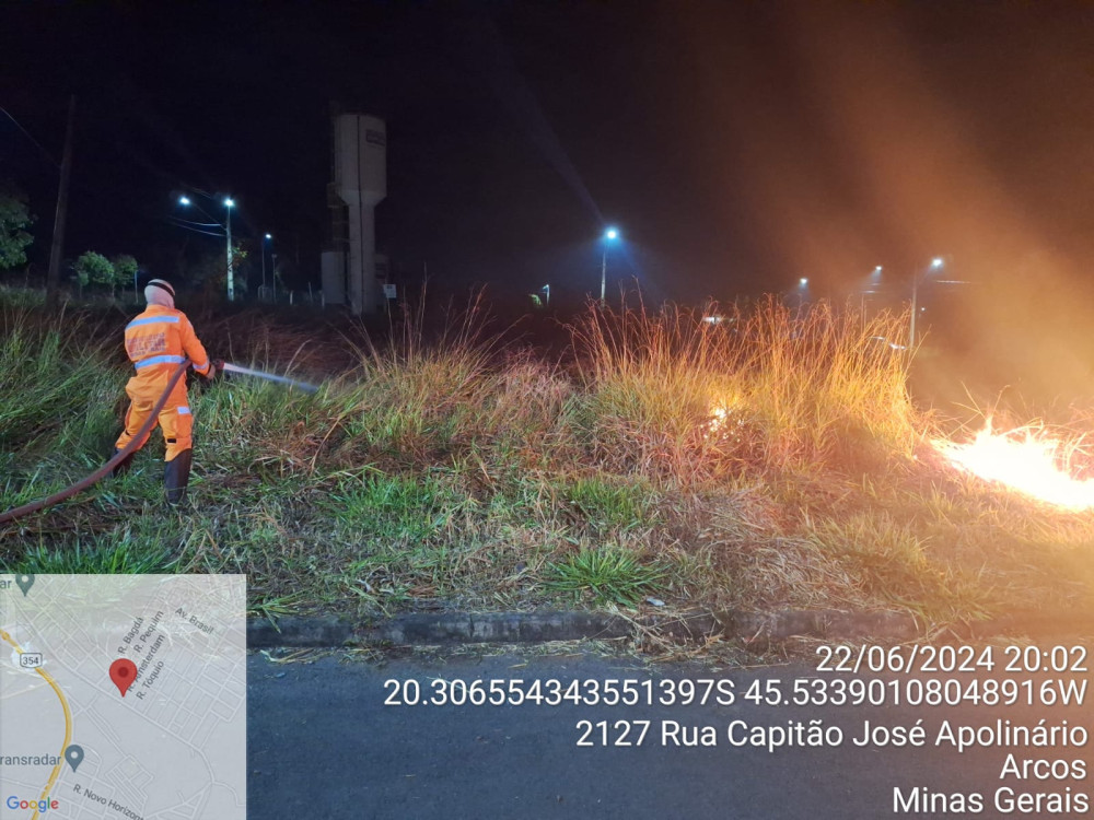 Militares do Corpo de Bombeiros Militar de Arcos combatem incêndio em lote Vago