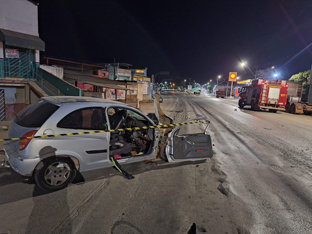 Automóvel colide em muro na BR 354 e deixa duas vítimas em estado grave