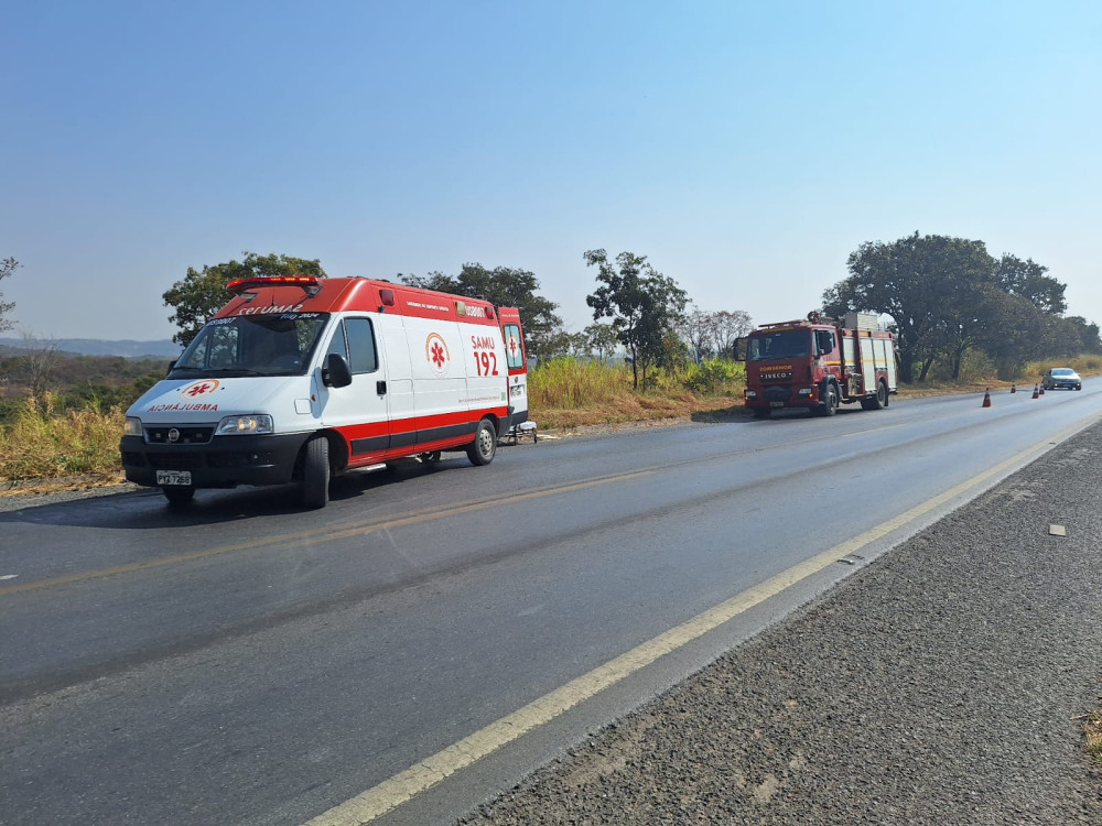 Capotamento de automóvel na BR354