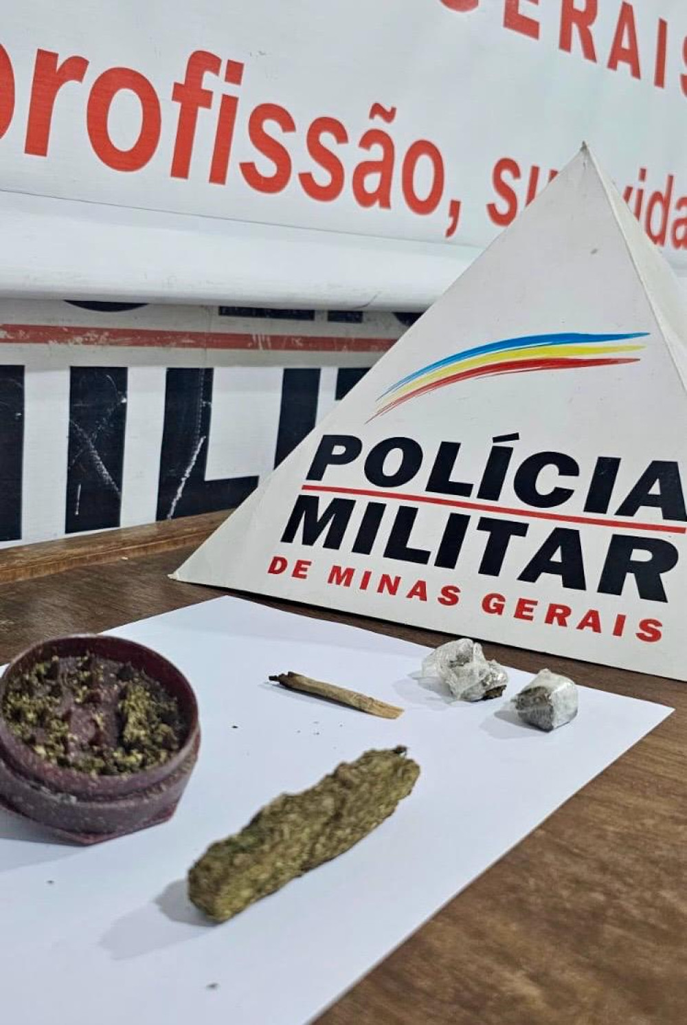 Ação rápida da PM, com apoio do ‘OLHO VIVO’, termina com apreensão de drogas e dois menores infratores no centro de Arcos