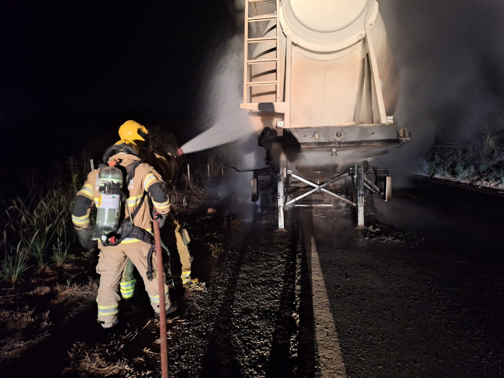 Carreta pega fogo na BR 354 próximo a Iguatama