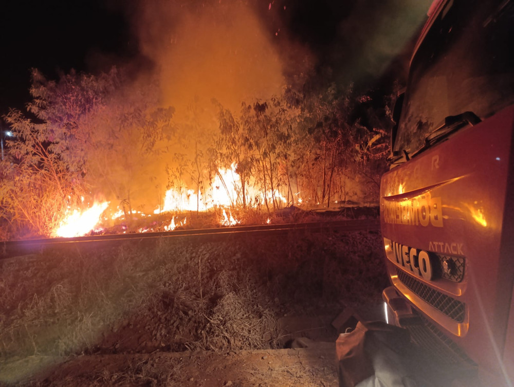 Incêndio nos bairros Castelo II e Juca Dias são atendidos pelo Corpo de Bombeiros de Arcos