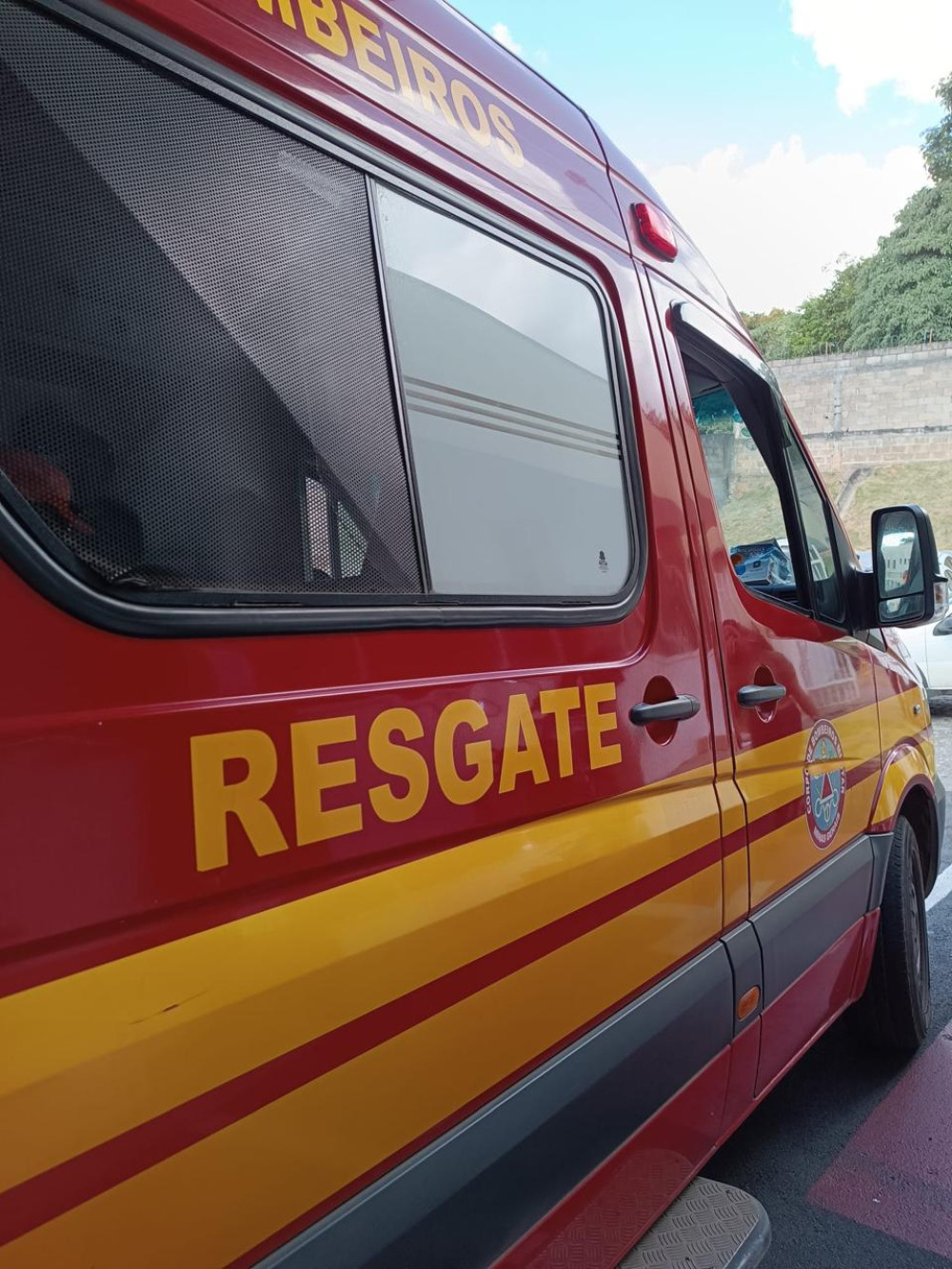 Corpo de Bombeiros atende à ocorrência de colisão entre motocicleta e ônibus na Avenida Progresso