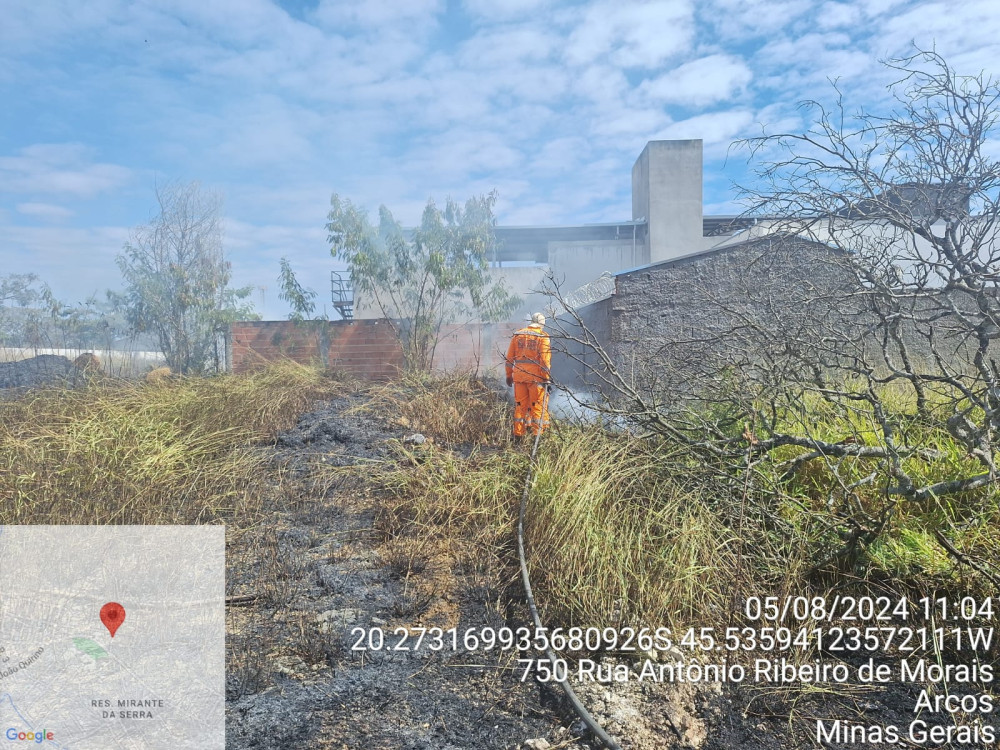 Militares do Corpo de Bombeiros de Arcos atendem à ocorrência de incêndio na rua Antônio Ribeiro de Moraes