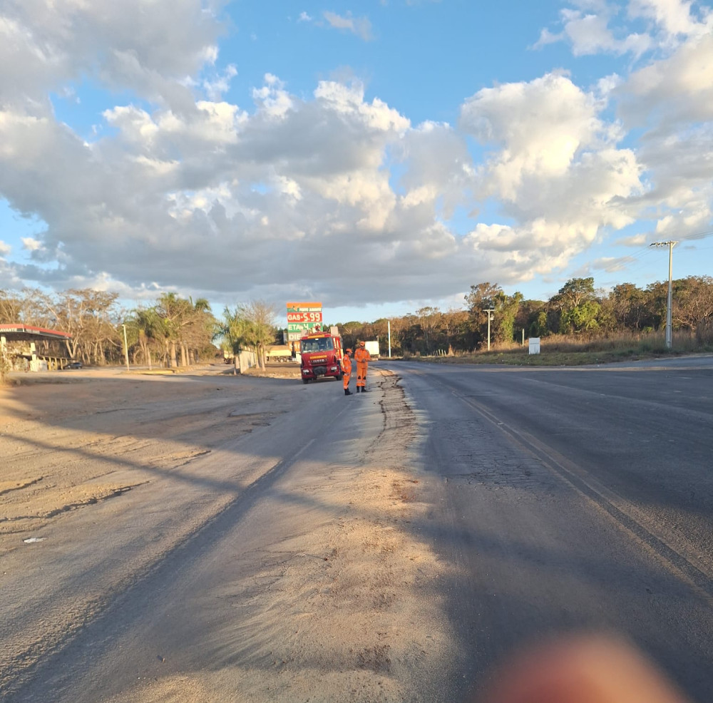 Perigo de derrapagem na MG 170 é eliminado pelo Corpo de Bombeiros de Arcos
