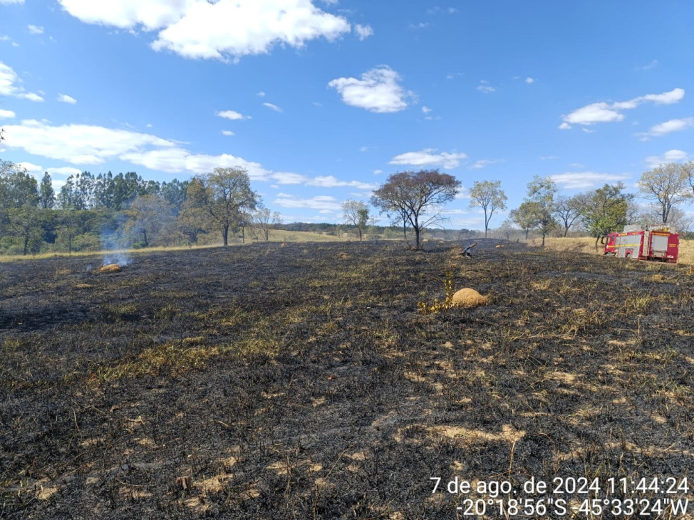 Incêndio em fazenda é extinto por militares do Corpo de Bombeiros de Arcos