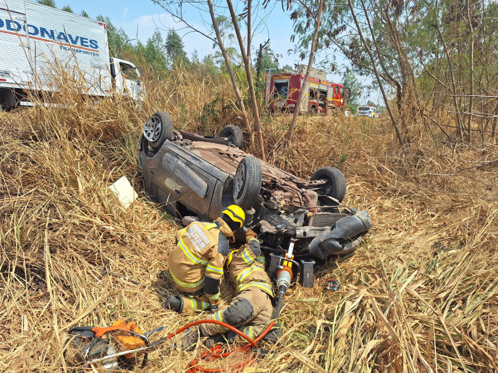 Militares do Corpo de Bombeiros de Arcos atende a ocorrência de capotamento de veículo na MG170