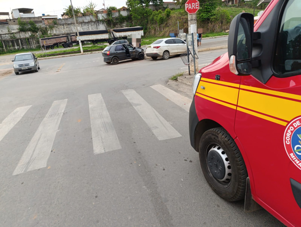 Colisão entre automóveis deixa duas vítimas com ferimentos leves na avenida Sanitária Trecho 2