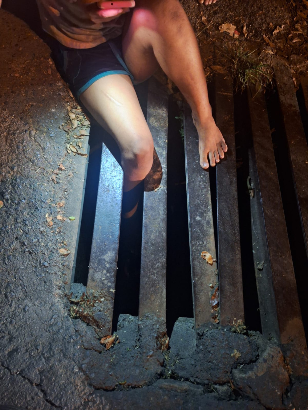 Criança fica presa em grade de bueiro no bairro Jardim Bela Vista