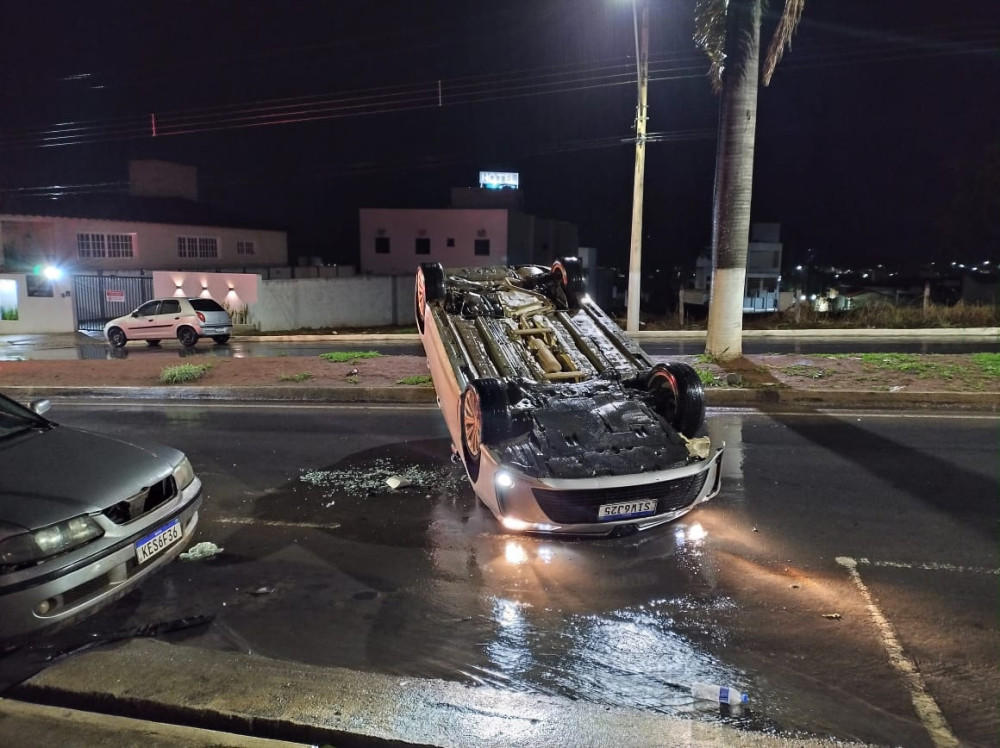 Corolla capota na avenida Magalhães Pinto após colisão com Parati
