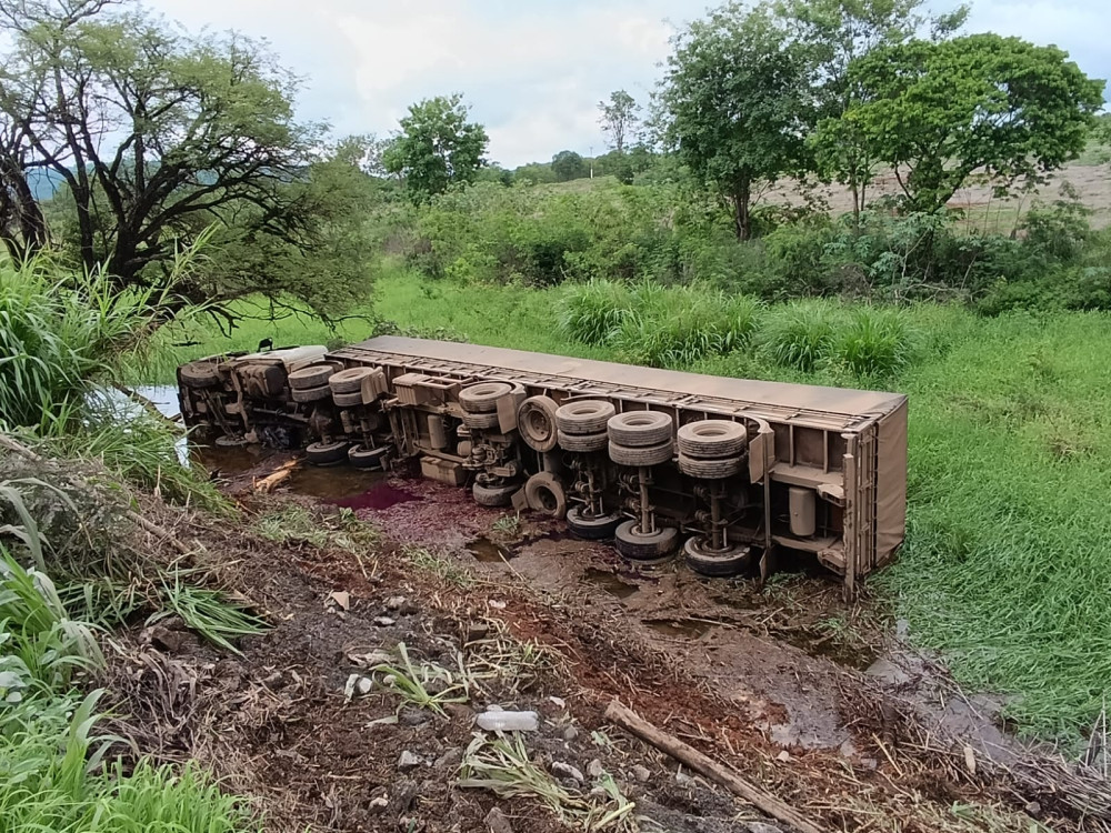 Carreta capota na BR354 próximo à Fazenda Calciolândia