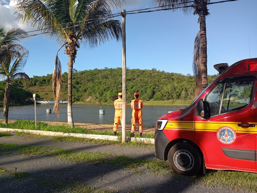 Militares do Corpo de Bombeiros monitora banhistas na “Prainha” em Arcos