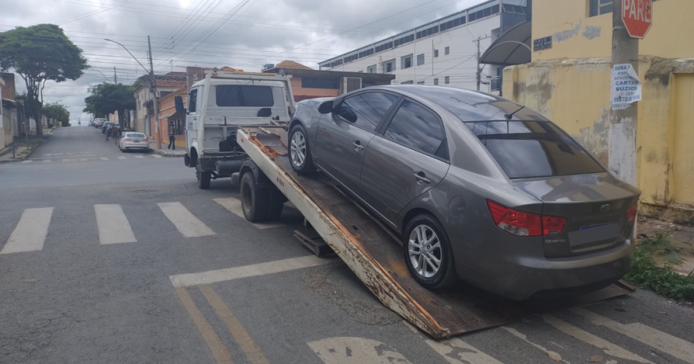 Veículo com sinais de identificação adulterados é apreendido em Arcos