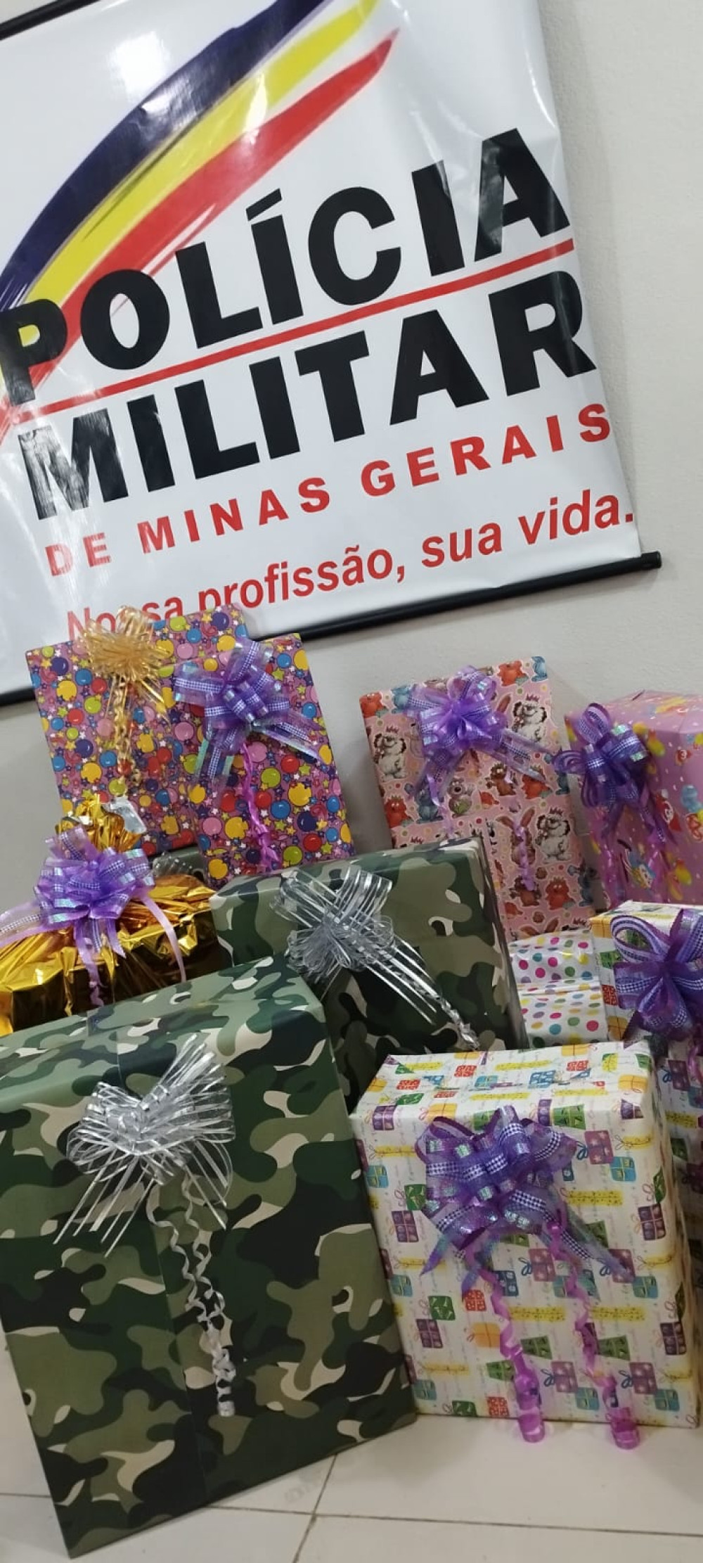 Polícia Militar e Papai Noel se unem para alegrar crianças do ‘Centro de Acolhimento’ em Arcos