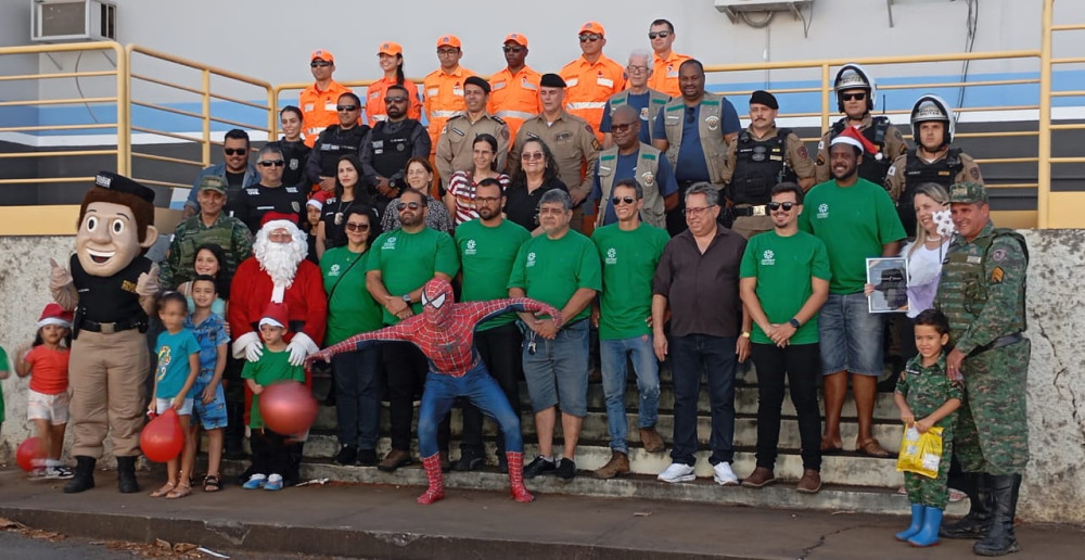 CONSEP de Arcos e forças de segurança se mobilizam para garantir o sorriso de crianças carentes no fim de ano