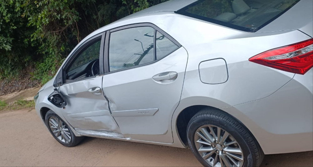 Motociclista inabilitado foge da PM e danifica carro em via pública