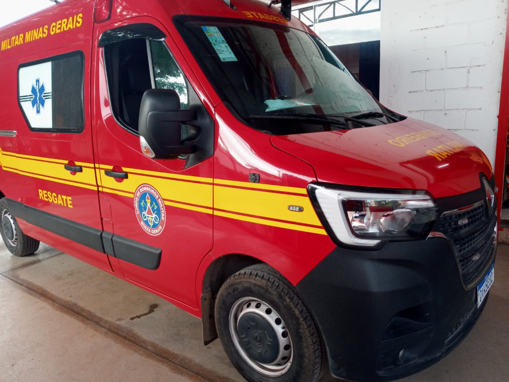 Acidente entre carro e carreta deixa um homem ferido em Arcos