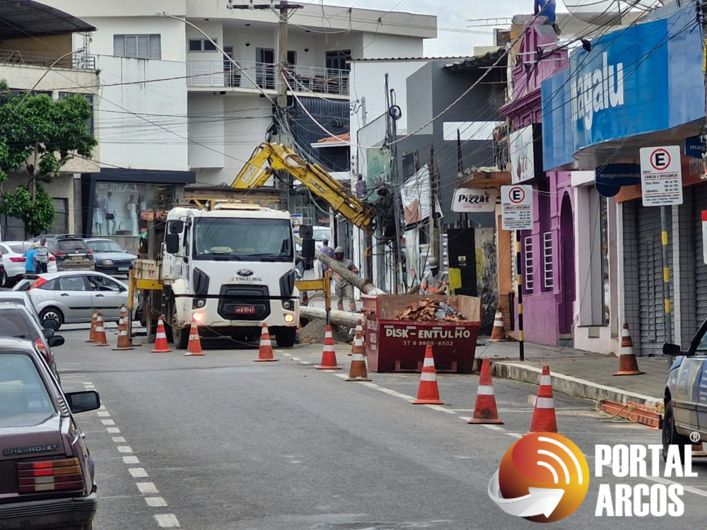 Suspensão de energia causa transtorno a comerciantes no centro de Arcos