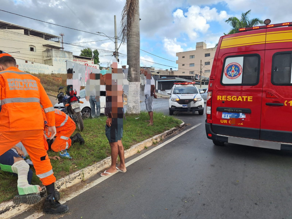 Colisão entre automóvel e motocicleta deixa motociclista ferida na Av. Magalhães Pinto em Arcos