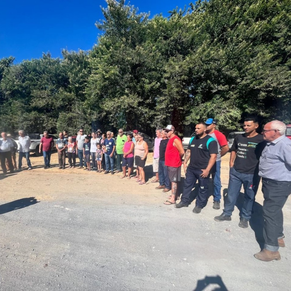 Moradores de Arcos realizam manifestação na BR 354 no trecho do Córrego das Almas e cobram manutenção de radar danificado