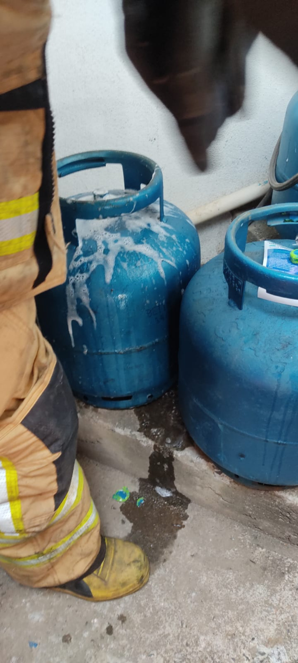 Vazamento de gás é contido pelo Corpo de Bombeiros em estabelecimento comercial de Arcos
