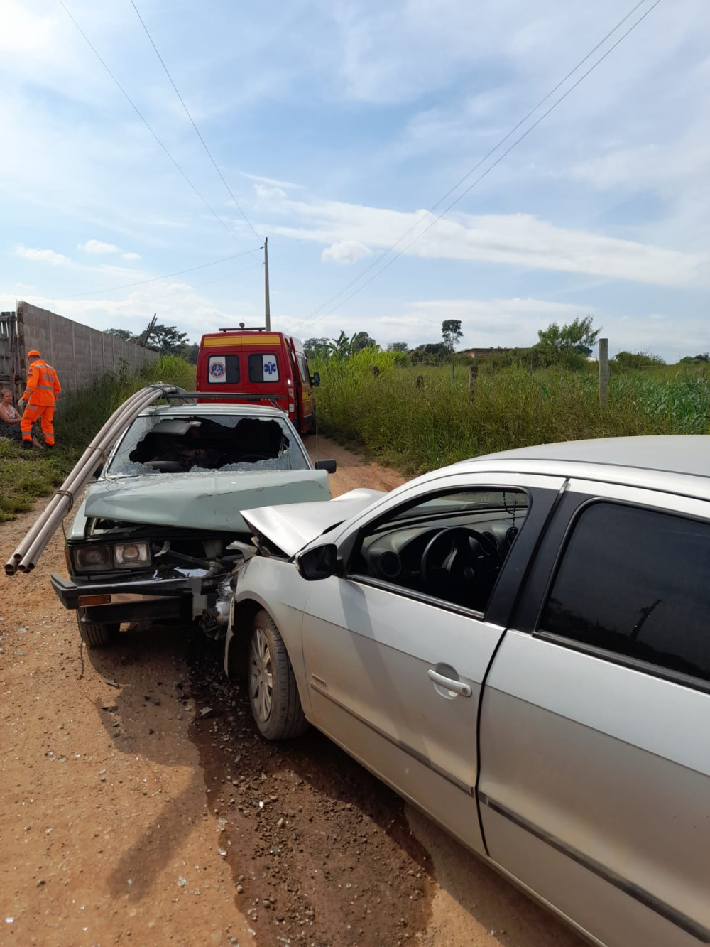 Colisão entre automóveis na estrada da comunidade da Boa Vista, zona rural de  Arcos-MG