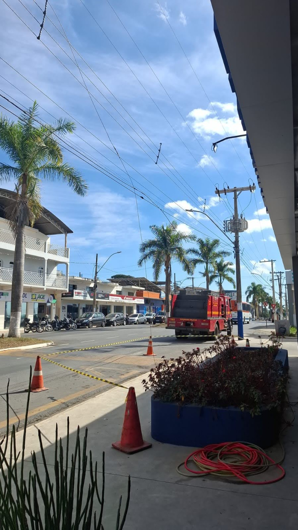 Cabo de alta tensão se rompe e mobiliza bombeiros para evitar tragédia