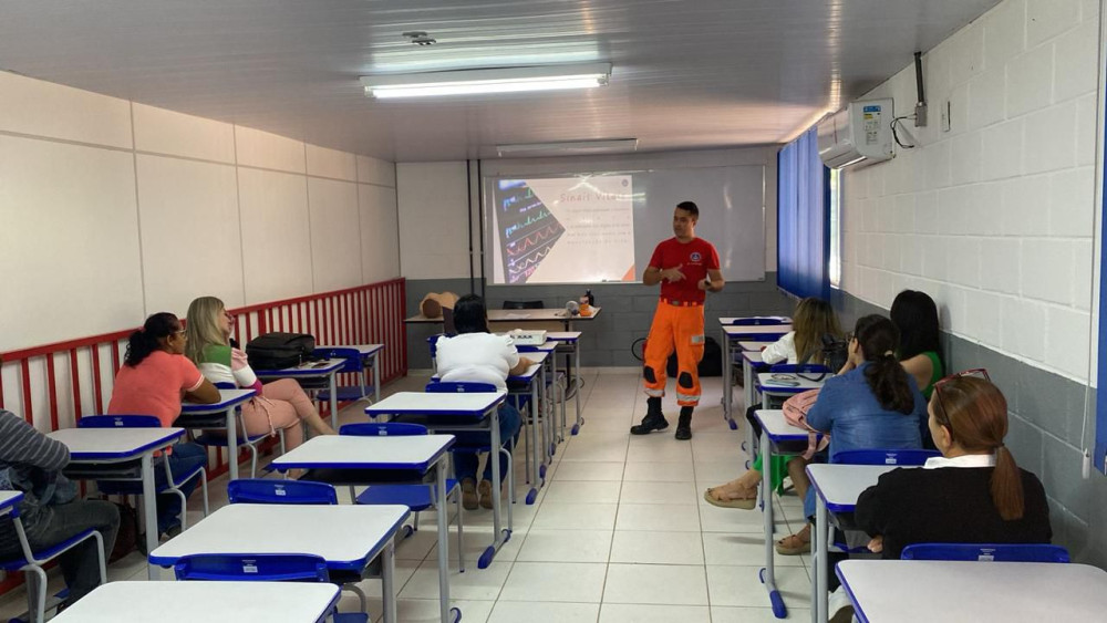 Bombeiros de Arcos treinam novos brigadistas escolares