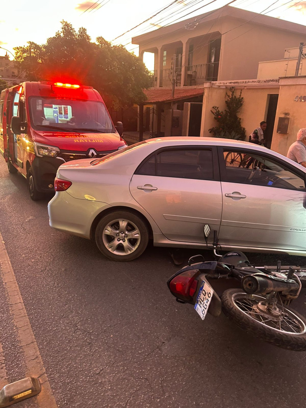 Acidente entre automóvel e motocicleta mobiliza Corpo de Bombeiros em Arcos