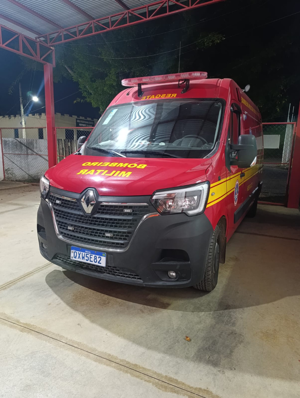 Bombeiros prestam primeiros socorros a homem com quadro clínico delicado