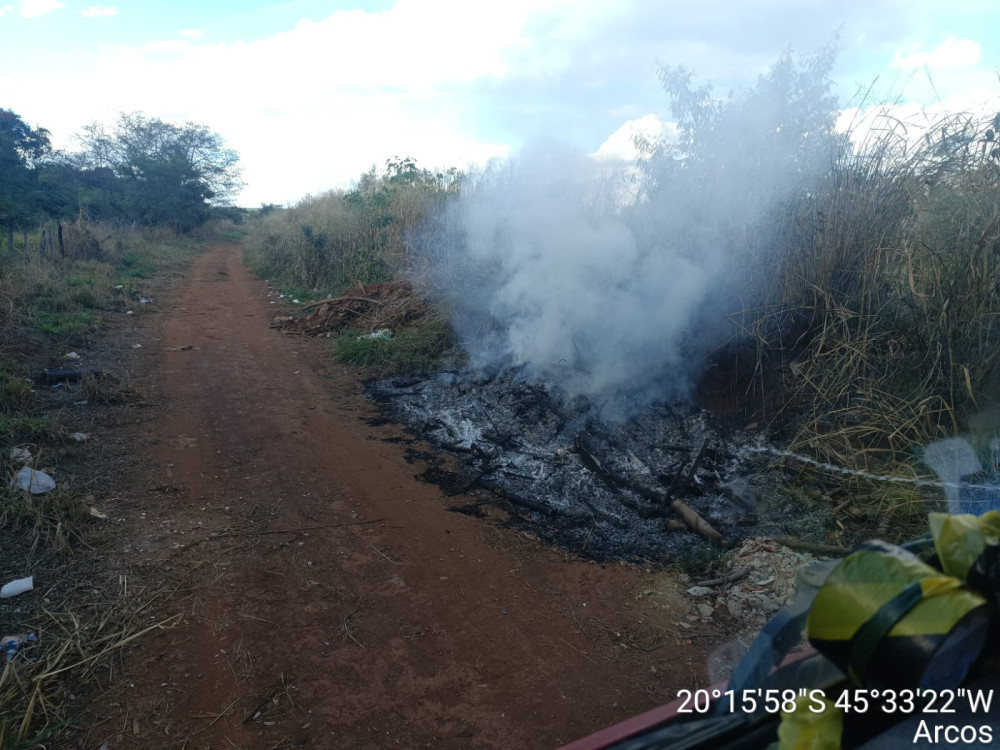 Incêndio em lixo à margem de estrada é controlado pelo Corpo de Bombeiros